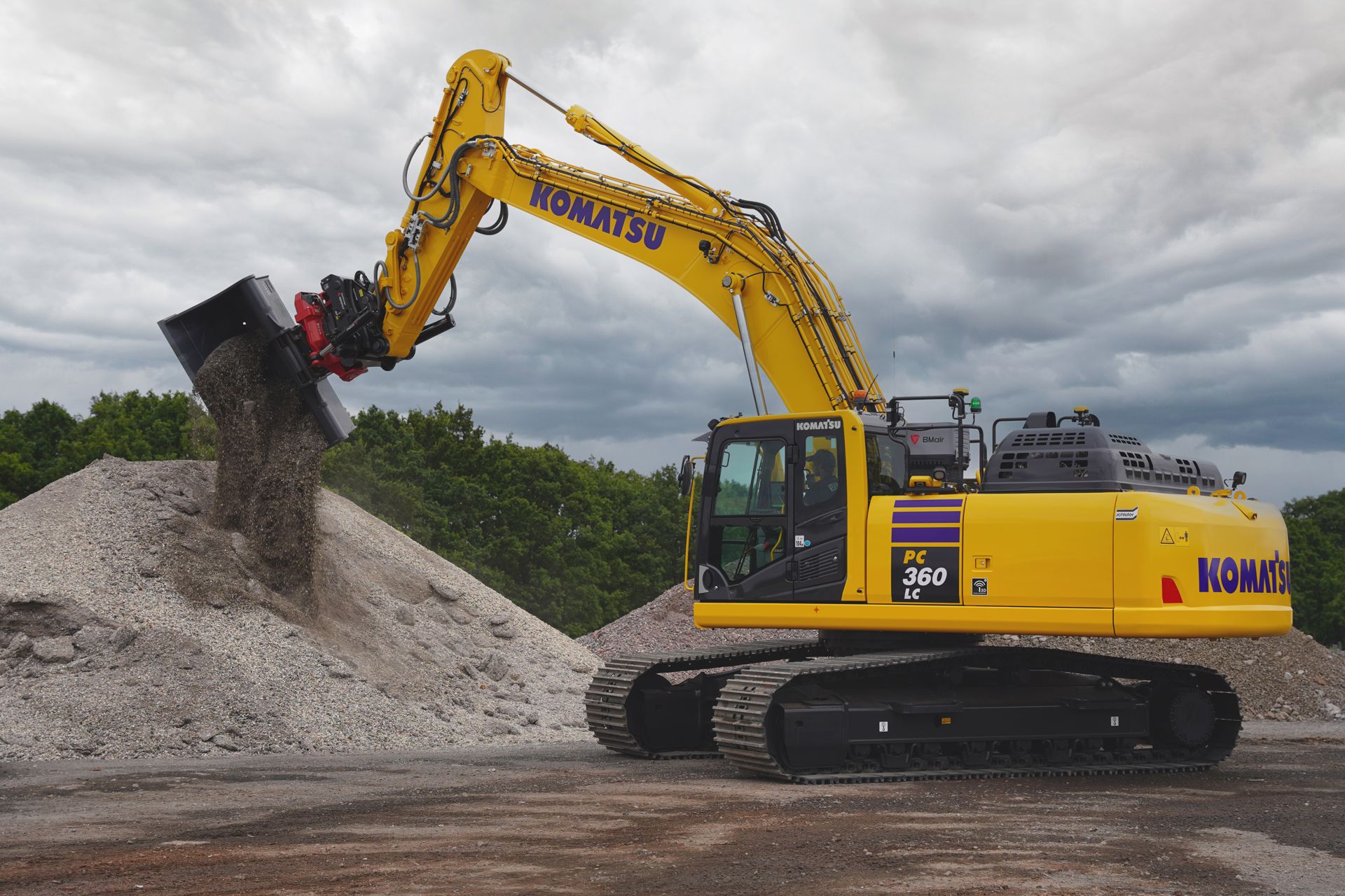 Maßgeschneiderte Lösung für den Deponieeinsatz:  MINERALplus setzt auf Komatsu PC360 mit Rototilt RC9